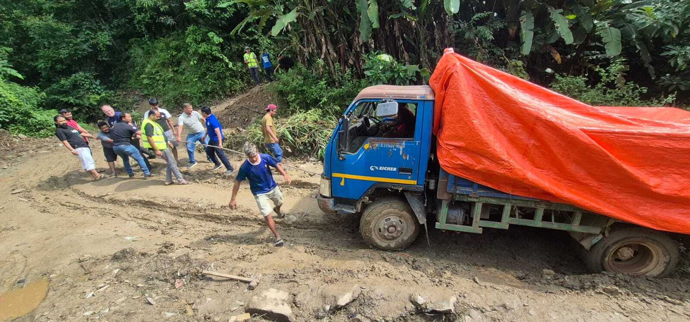 01 Pulling lorry.jpeg